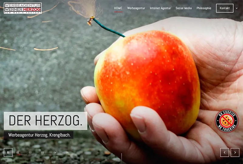 Startseite von herzog-werbung.com mit dem Apfel-Motiv und der Headline „DER HERZOG.“