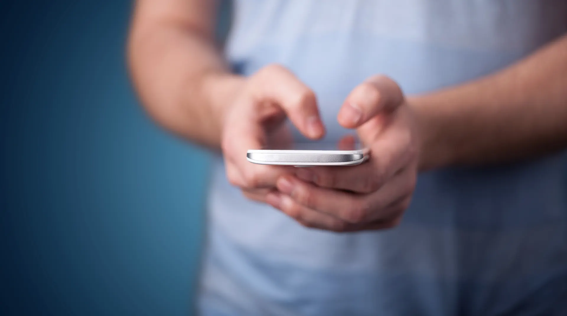 Zwei Hände tippen auf einem Smartphone